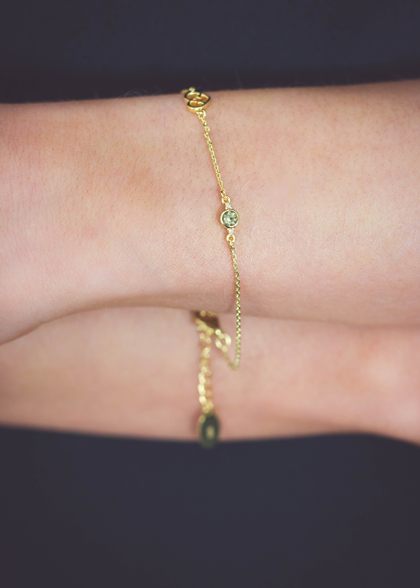 NATURAL PERIDOT AND TWO NATURAL DIAMOND AUGUST BRACELET GOLD