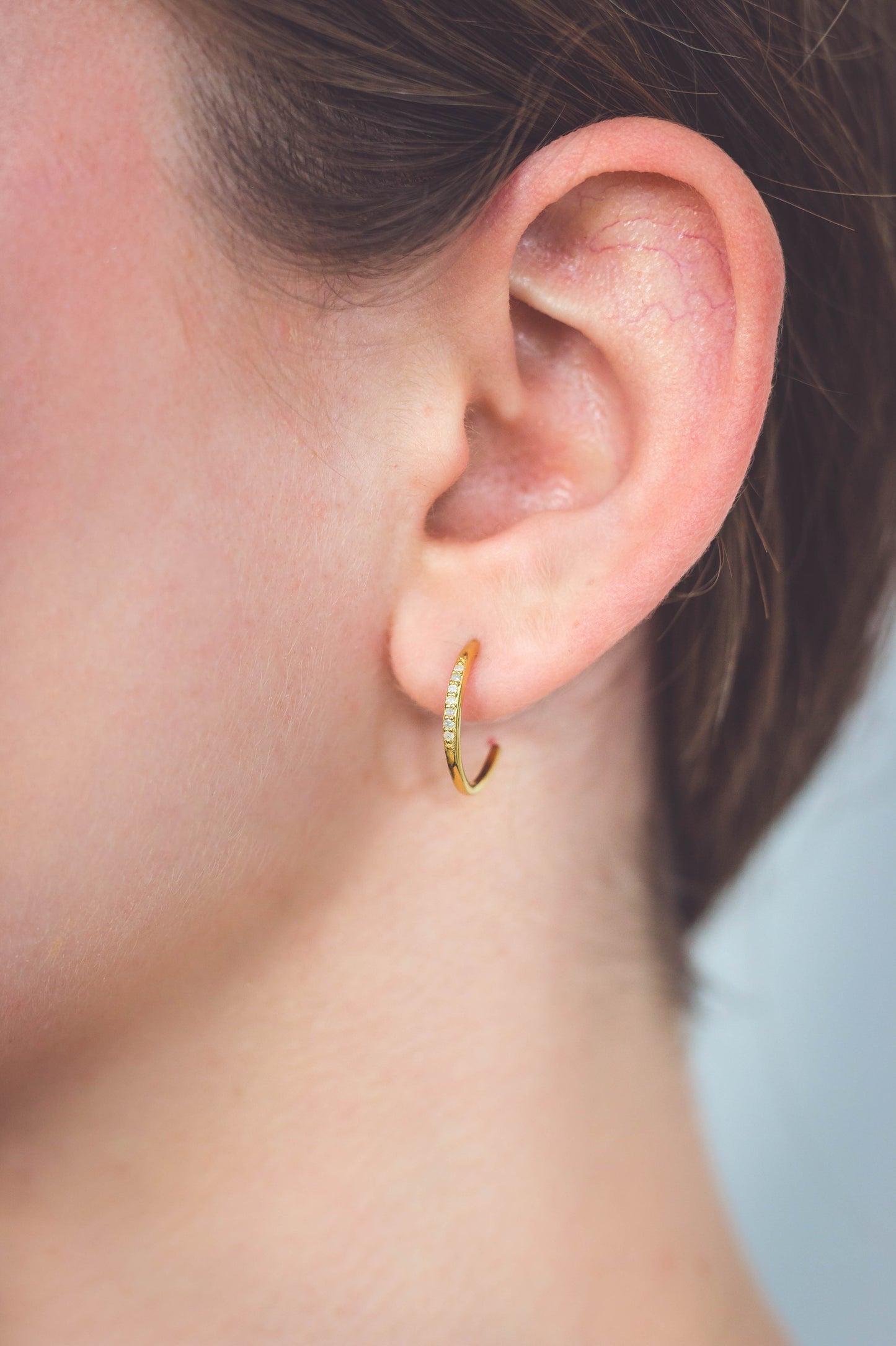 FOURTEEN NATURAL DIAMOND HOOP EARRINGS GOLD