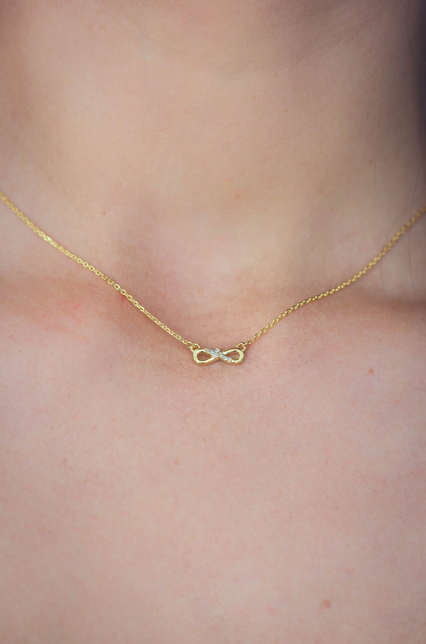 SEVEN NATURAL DIAMOND INFINITY PENDANT GOLD