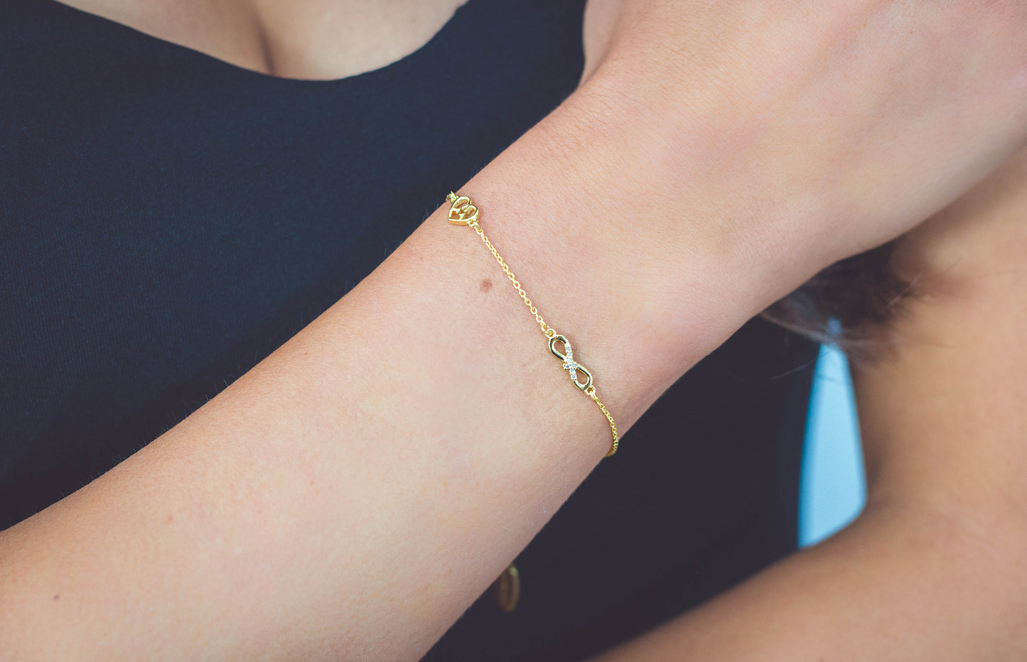 SEVEN NATURAL DIAMOND INFINITY BRACELET GOLD