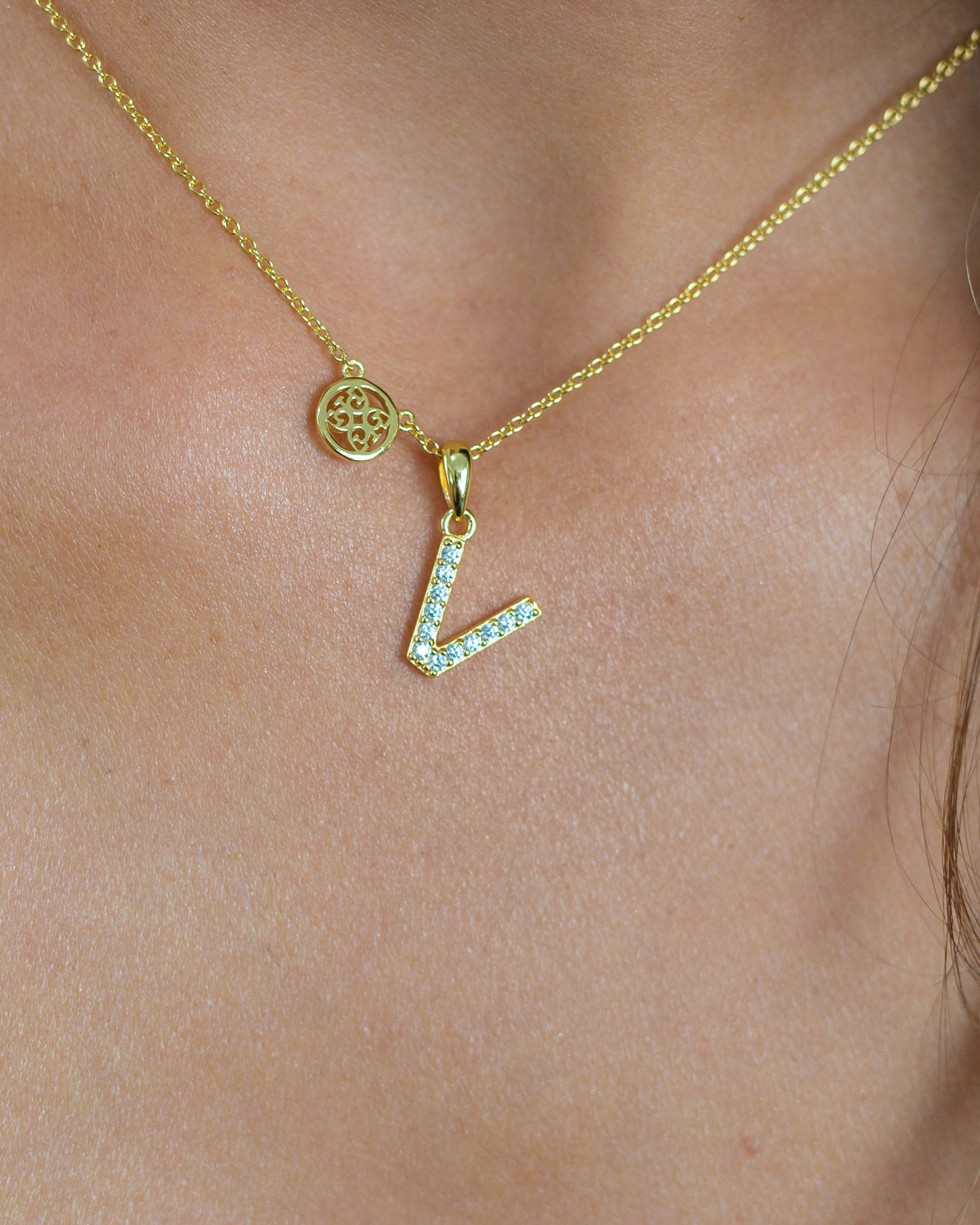LUXURY LETTERS V INITIAL PENDANT GOLD