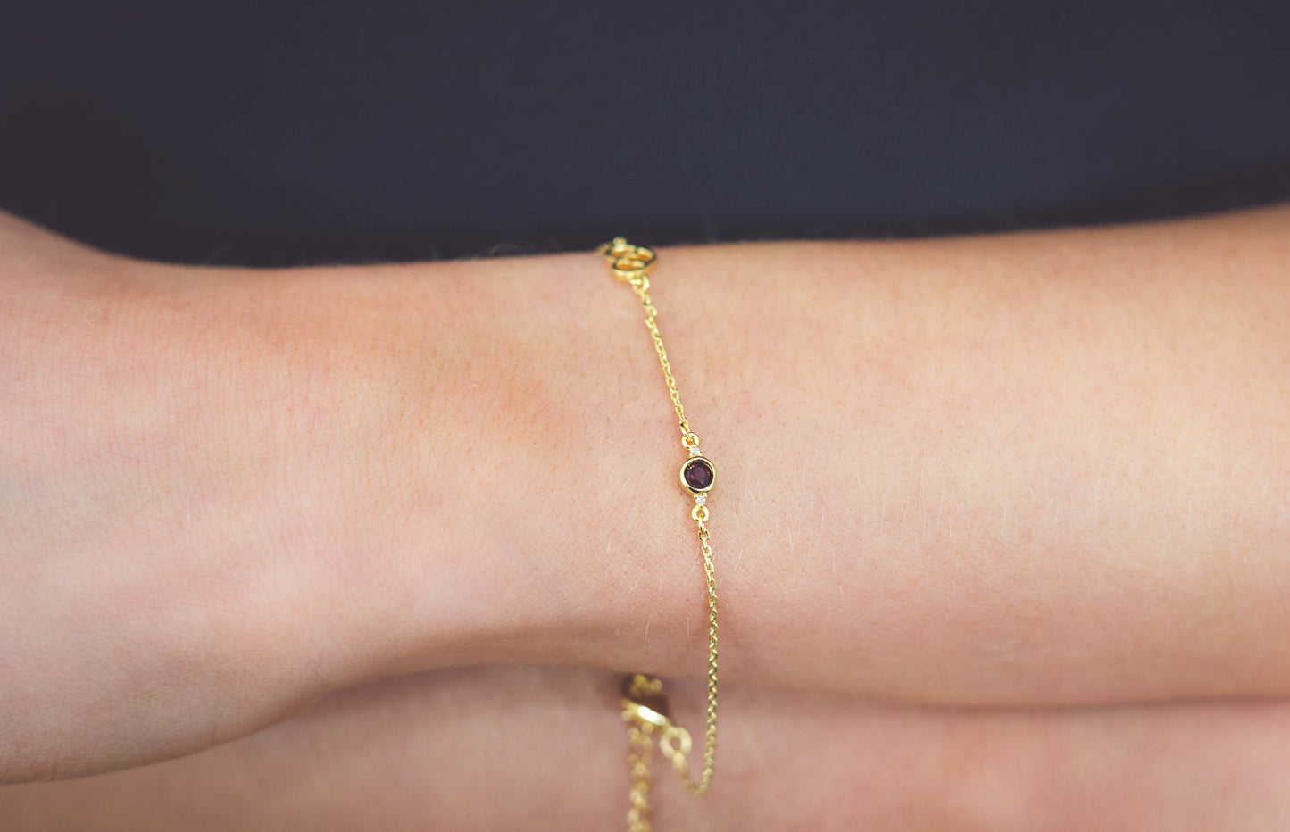 NATURAL GARNET AND TWO NATURAL DIAMOND JANUARY BRACELET GOLD