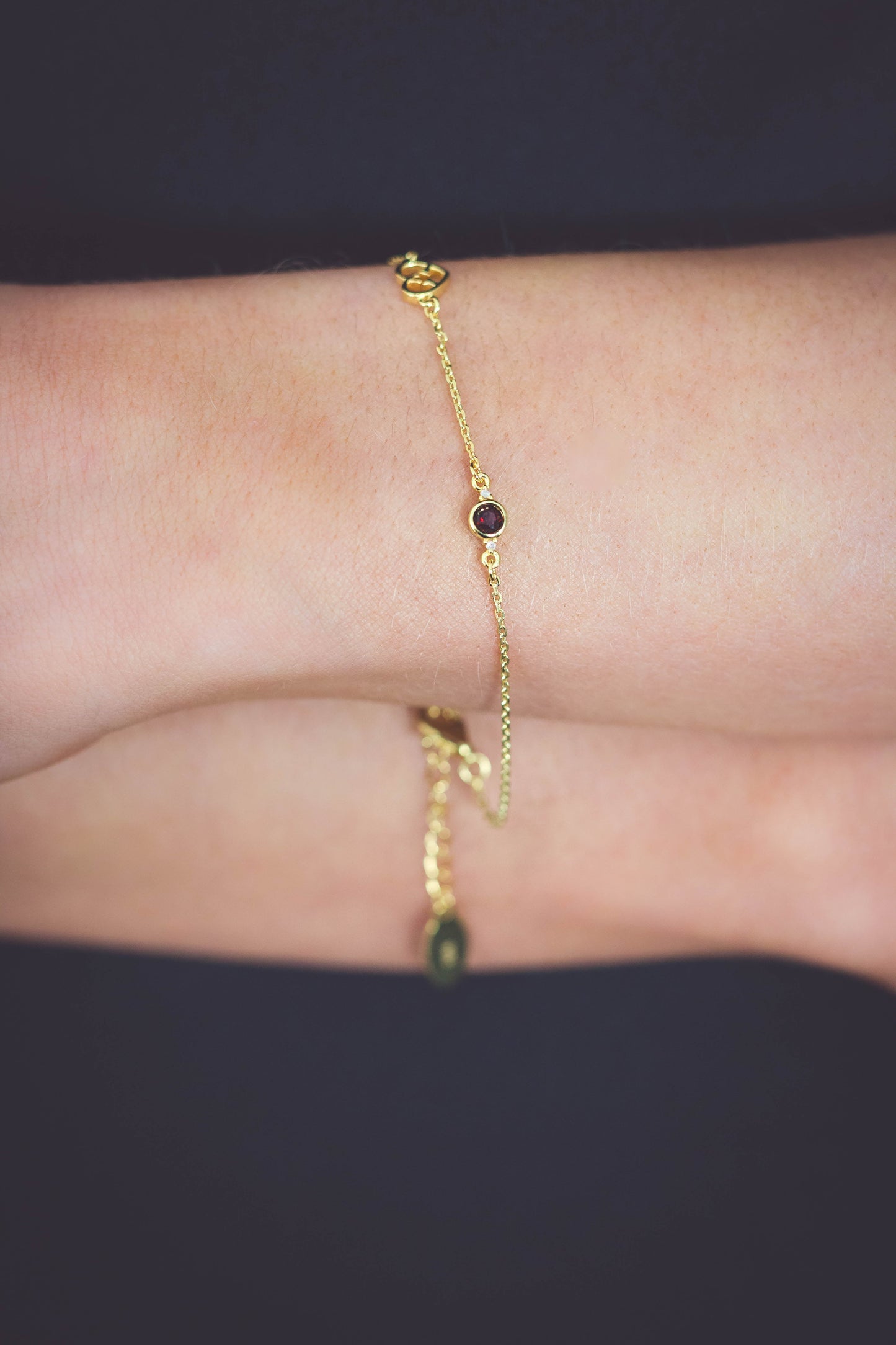 NATURAL GARNET AND TWO NATURAL DIAMOND JANUARY BRACELET GOLD