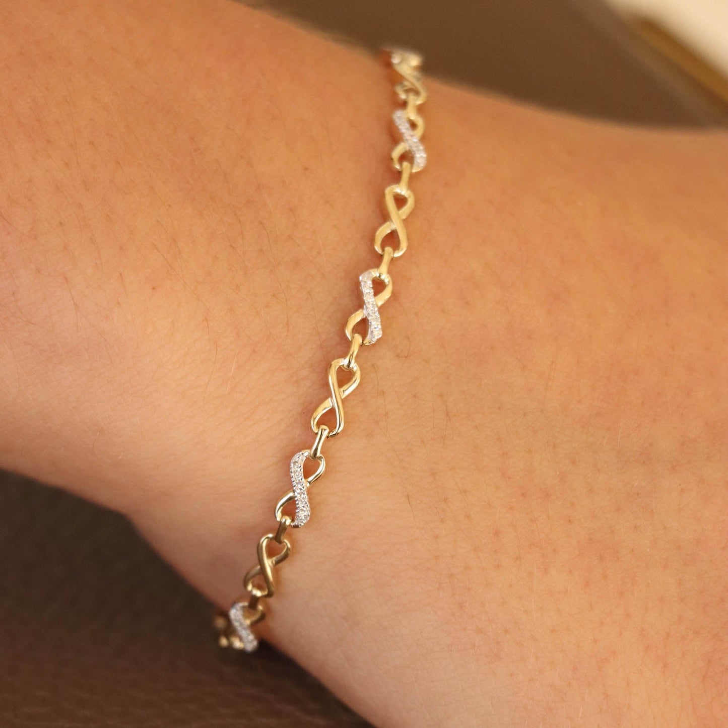Bracelet with 0.20ct Diamonds in 9K Yellow Gold