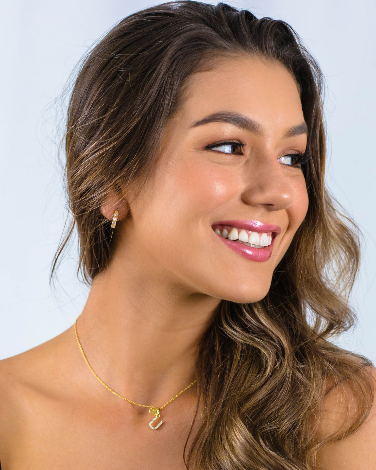 LUXURY LETTERS U INITIAL PENDANT GOLD